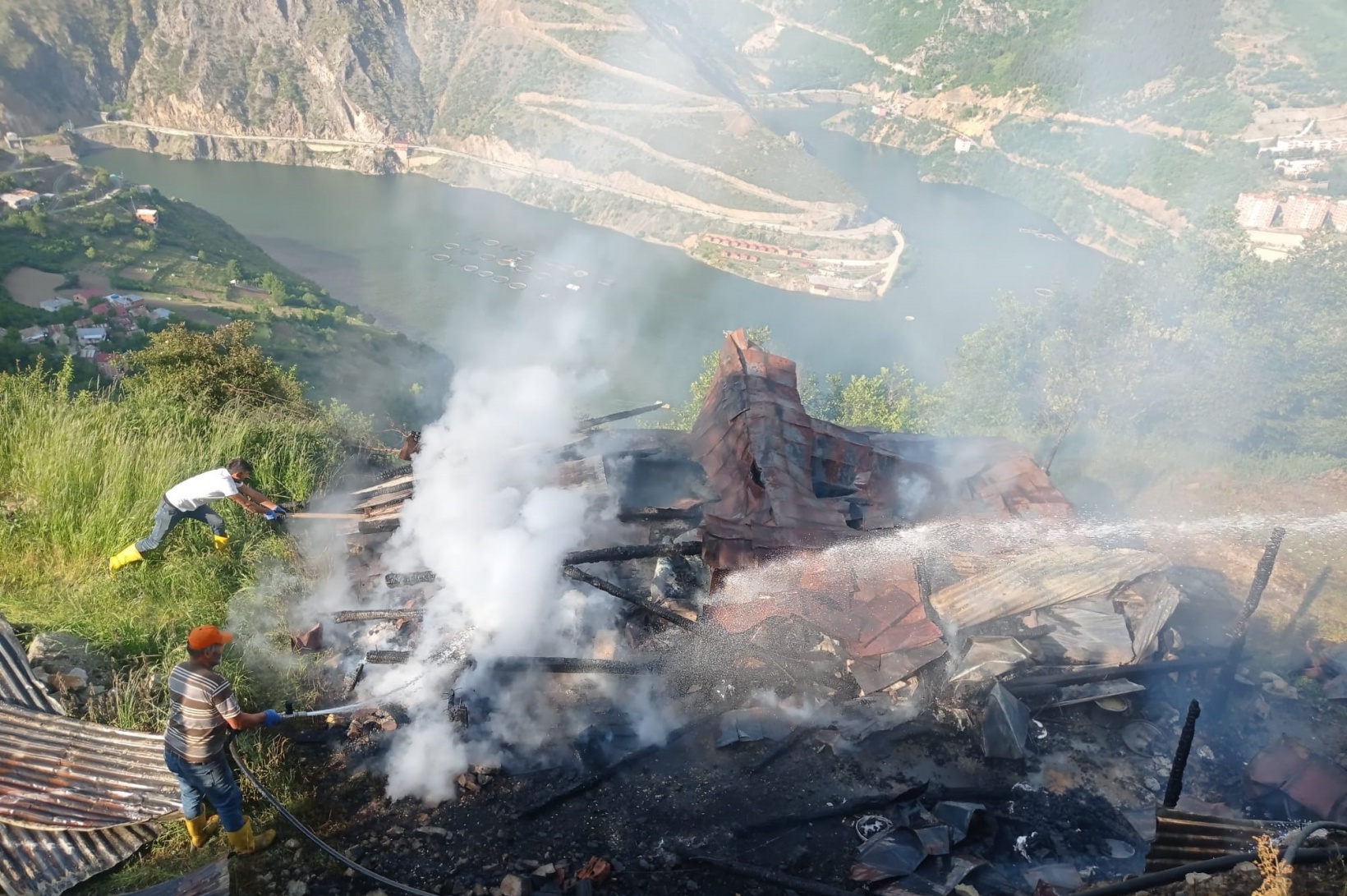 Ahır ve merek olarak kullanılan 2 katlı bina küle döndü 3