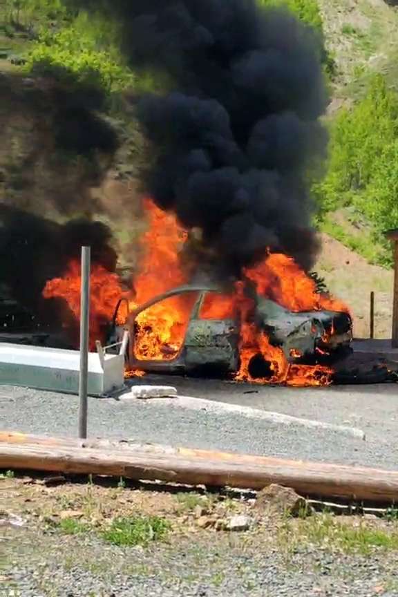 Gümüşhane’de park halindeki otomobil alev alev yandı 8