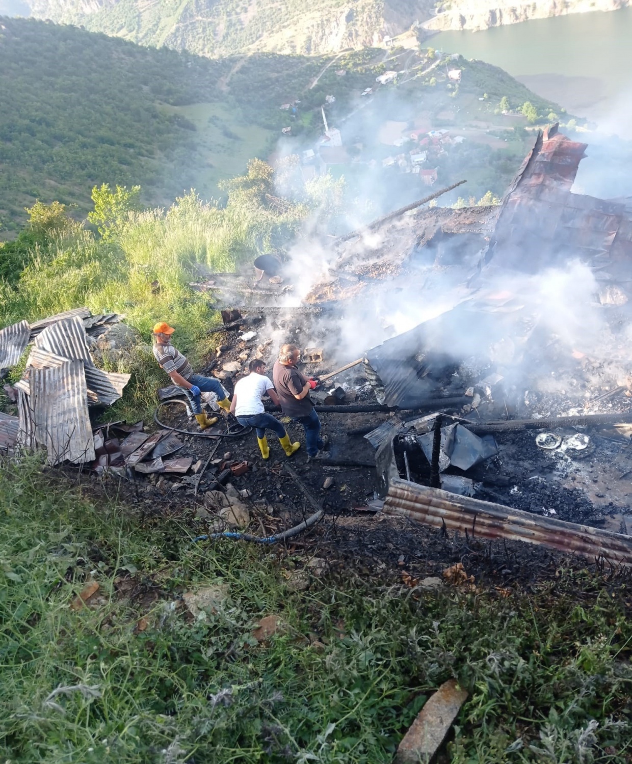 Ahır ve merek olarak kullanılan 2 katlı bina küle döndü 2