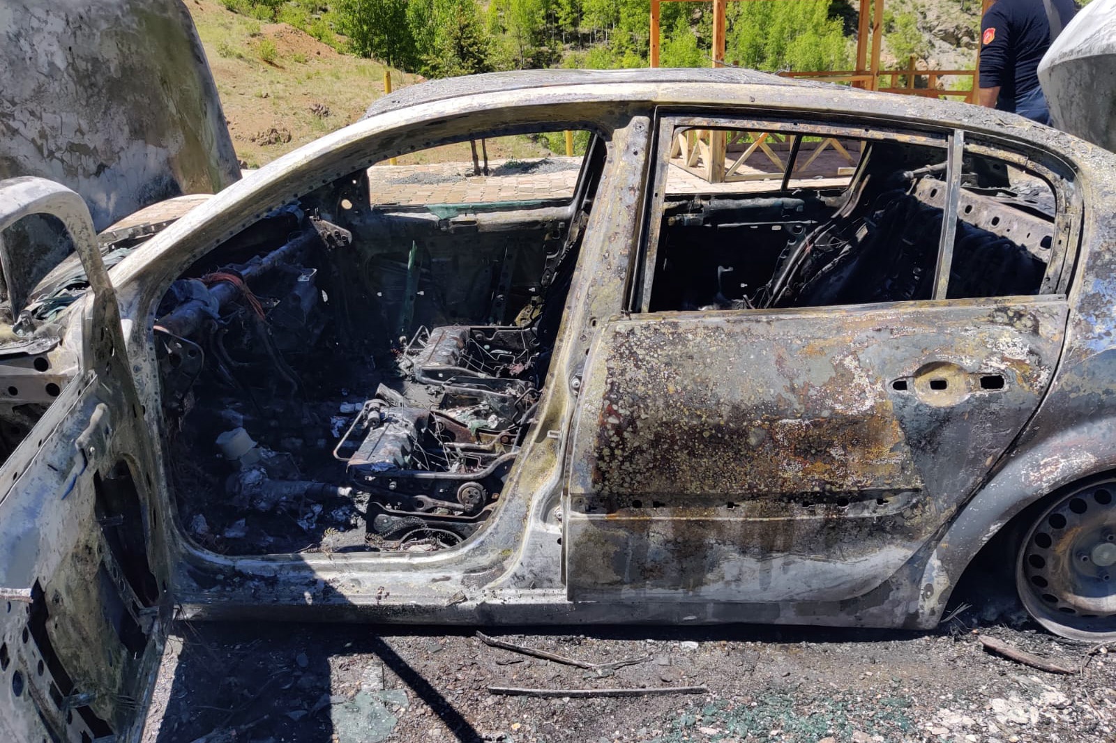 Gümüşhane’de park halindeki otomobil alev alev yandı 5