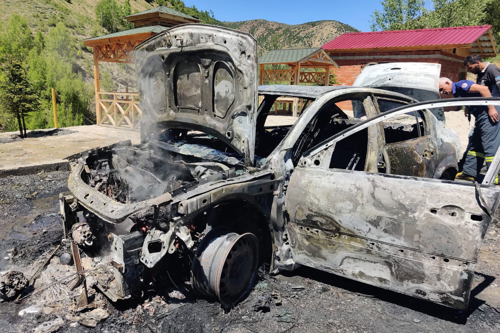 Gümüşhane’de park halindeki otomobil alev alev yandı 12