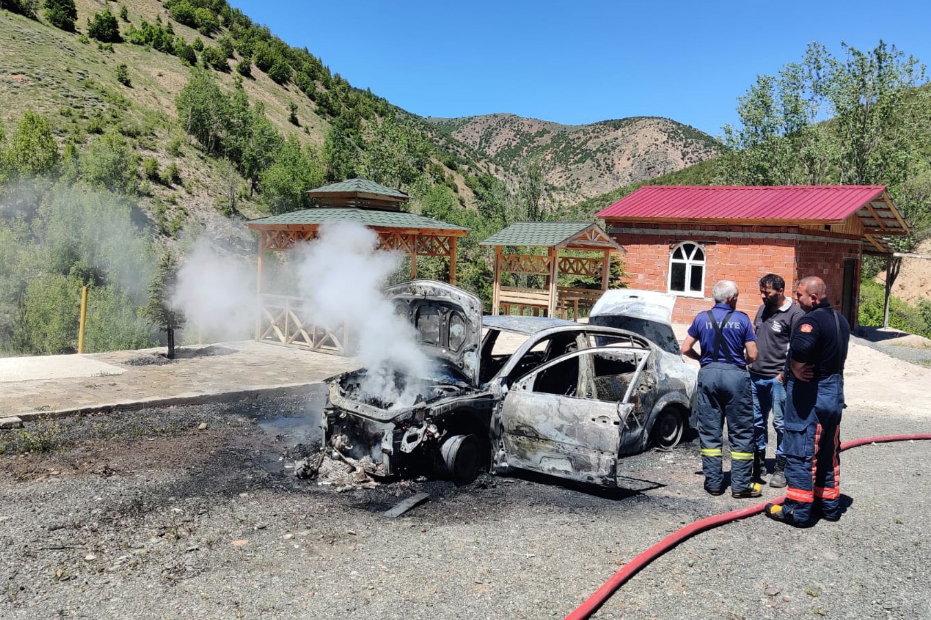 Gümüşhane’de park halindeki otomobil alev alev yandı 9