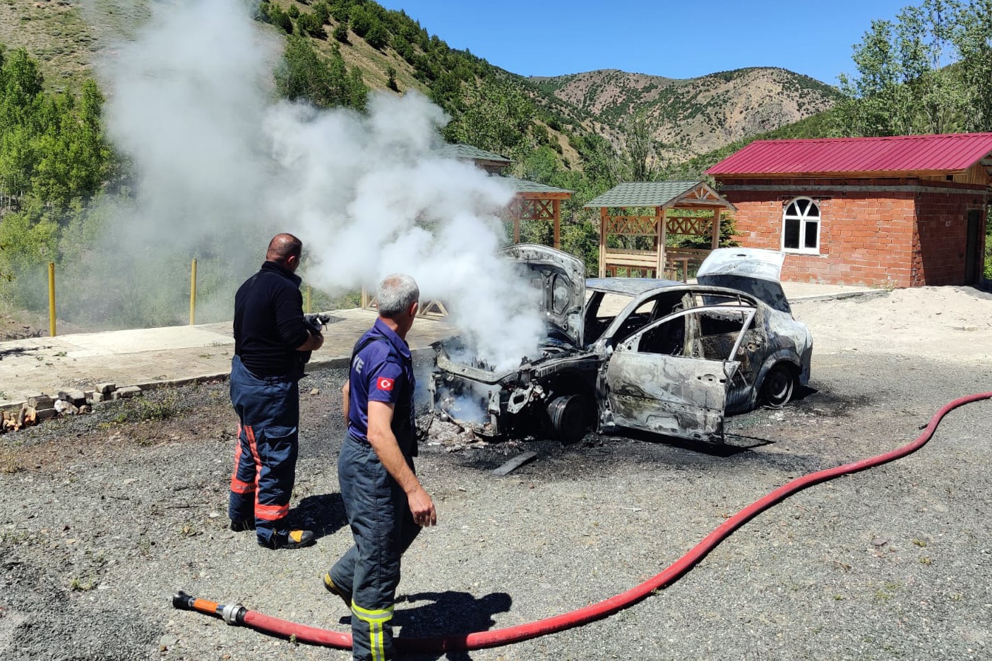 Gümüşhane’de park halindeki otomobil alev alev yandı 4
