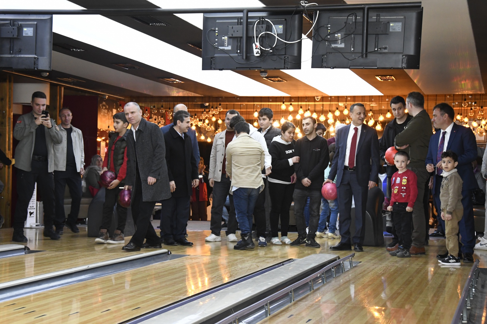 Vali Taşbilek yetim çocuklarla iftar yaptı, bowling oynadı 3