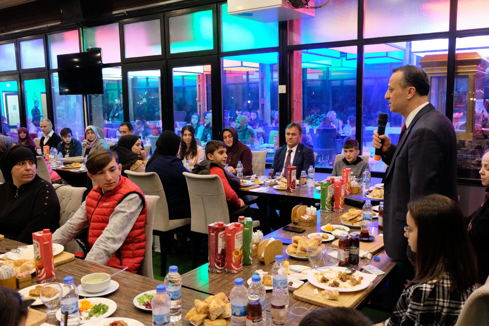 Vali Taşbilek yetim çocuklarla iftar yaptı, bowling oynadı 6