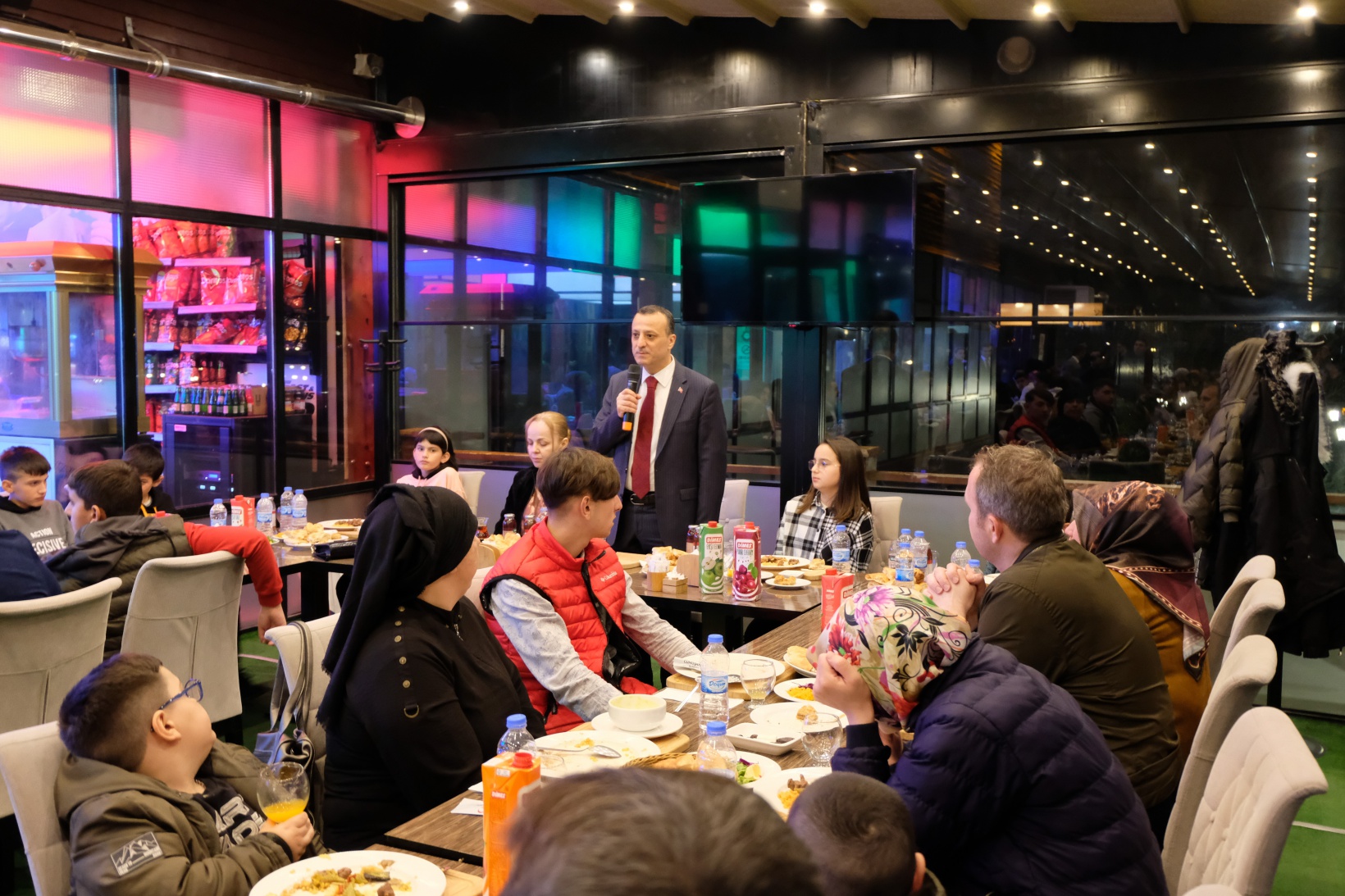 Vali Taşbilek yetim çocuklarla iftar yaptı, bowling oynadı 4