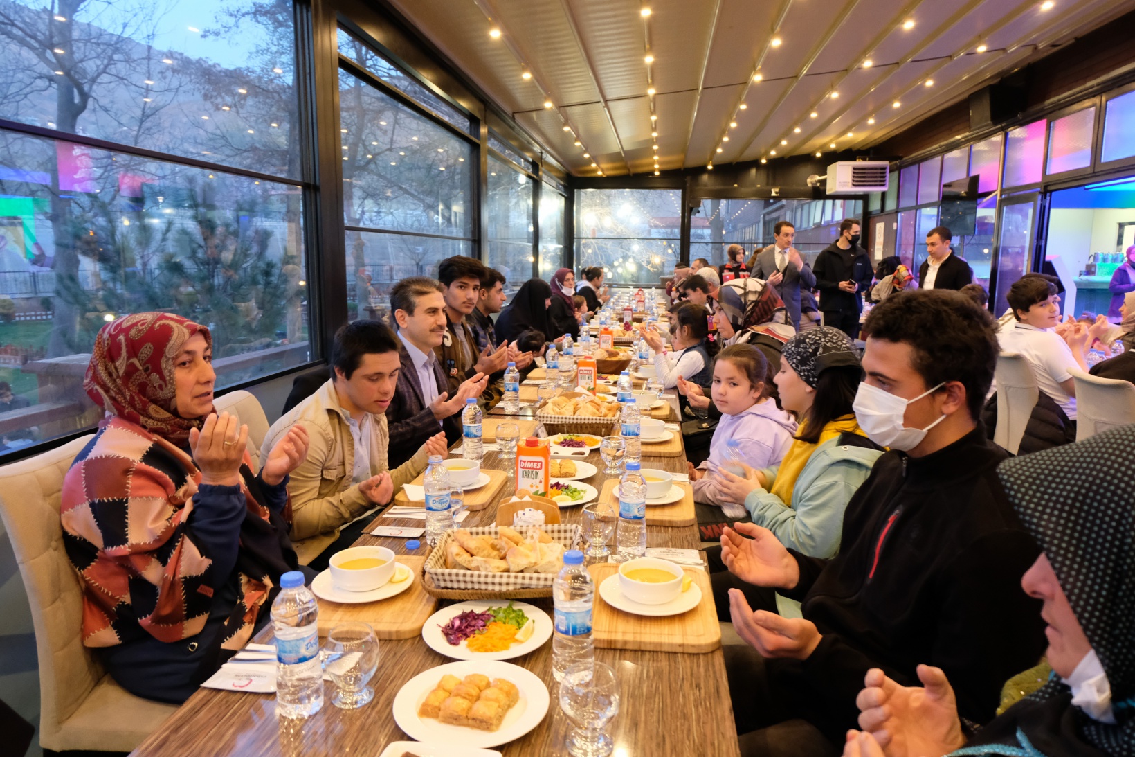 Vali Taşbilek yetim çocuklarla iftar yaptı, bowling oynadı 5