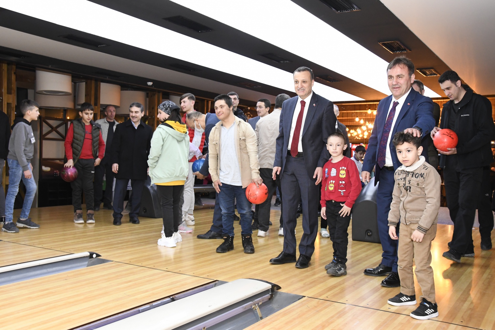 Vali Taşbilek yetim çocuklarla iftar yaptı, bowling oynadı 2