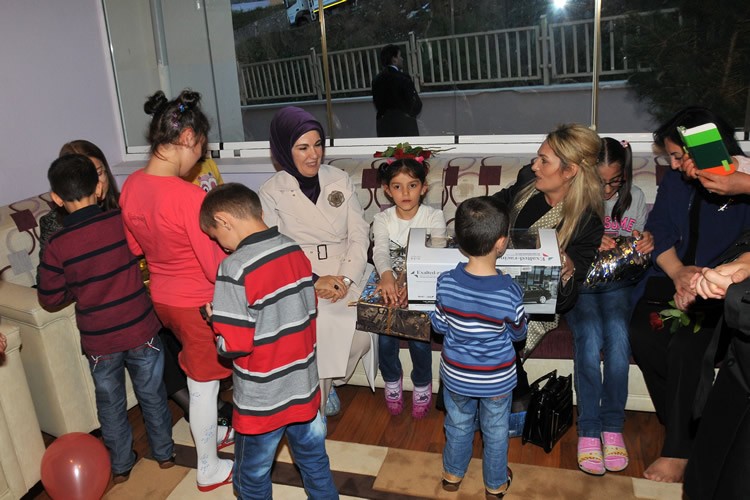 Emine Erdoğan, Gümüşhane'de Sevgi Evlerini Ziyaret Etti 3