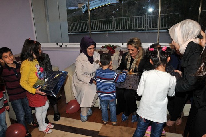Emine Erdoğan'dan Gümüşhaneli Çocuklara Hediye 15