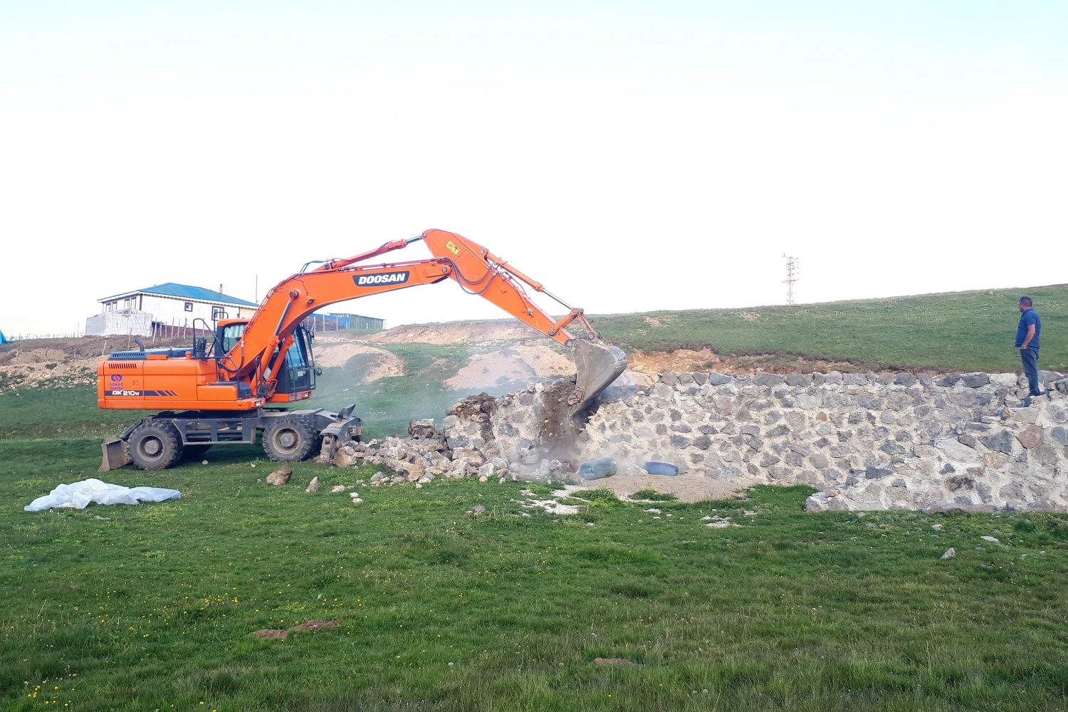 Gümüşhane yaylalarındaki kaçak binaların yıkımı devam ediyor 40