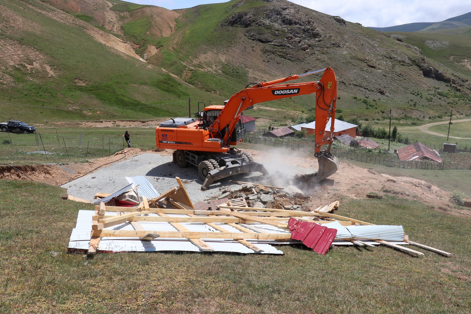 Gümüşhane yaylalarındaki kaçak binaların yıkımı devam ediyor 44