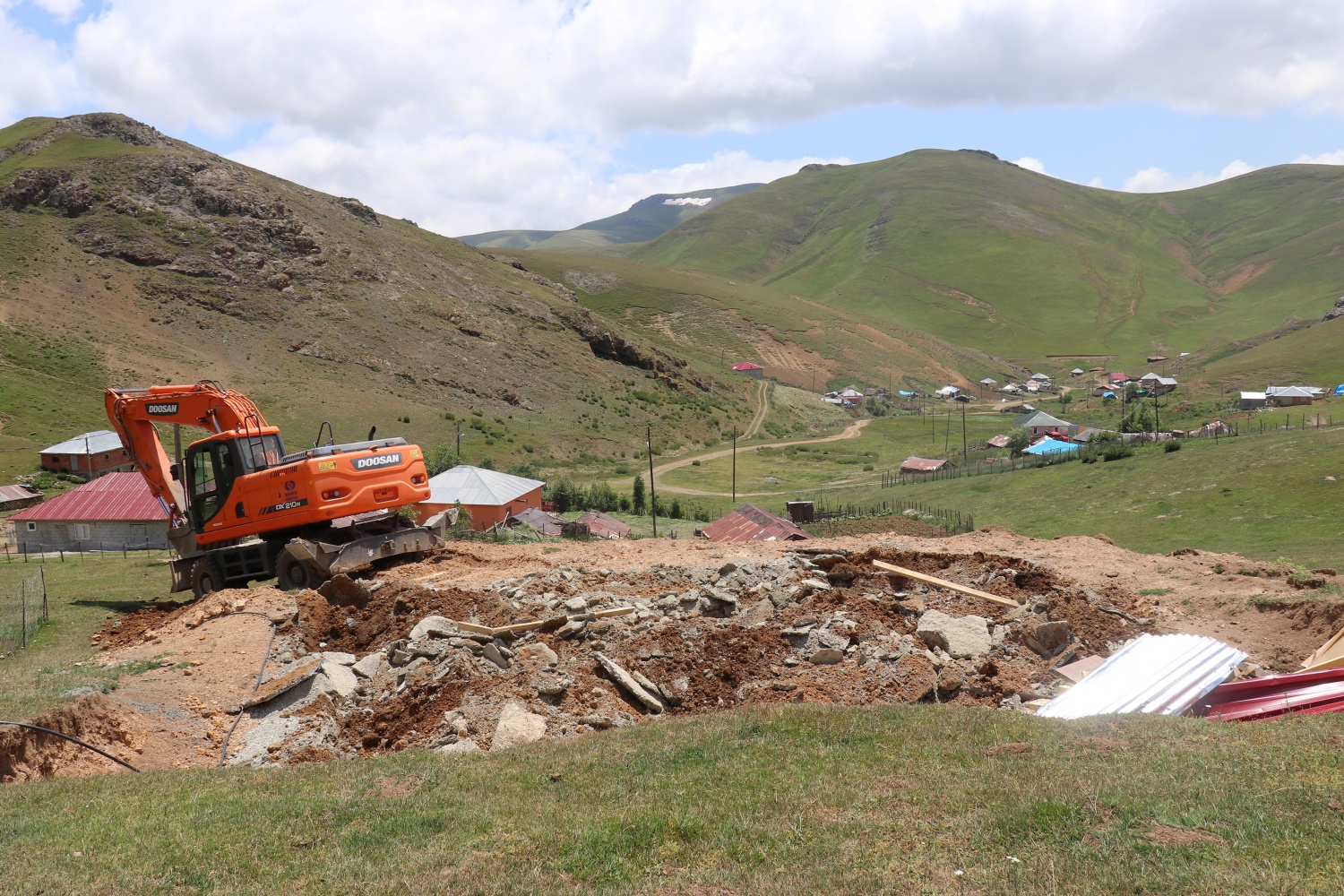 Gümüşhane yaylalarındaki kaçak binaların yıkımı devam ediyor 50