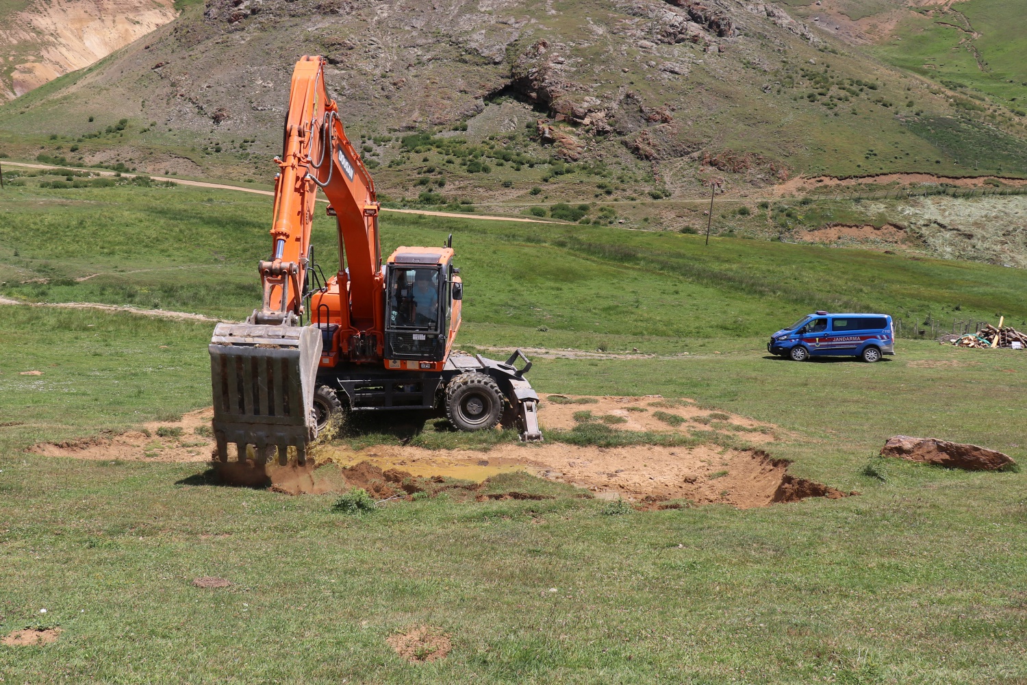 Gümüşhane yaylalarındaki kaçak binaların yıkımı devam ediyor 33