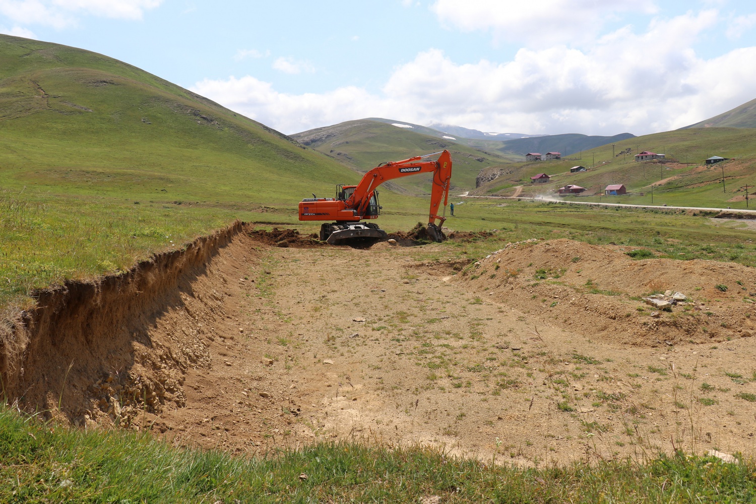 Gümüşhane yaylalarındaki kaçak binaların yıkımı devam ediyor 57