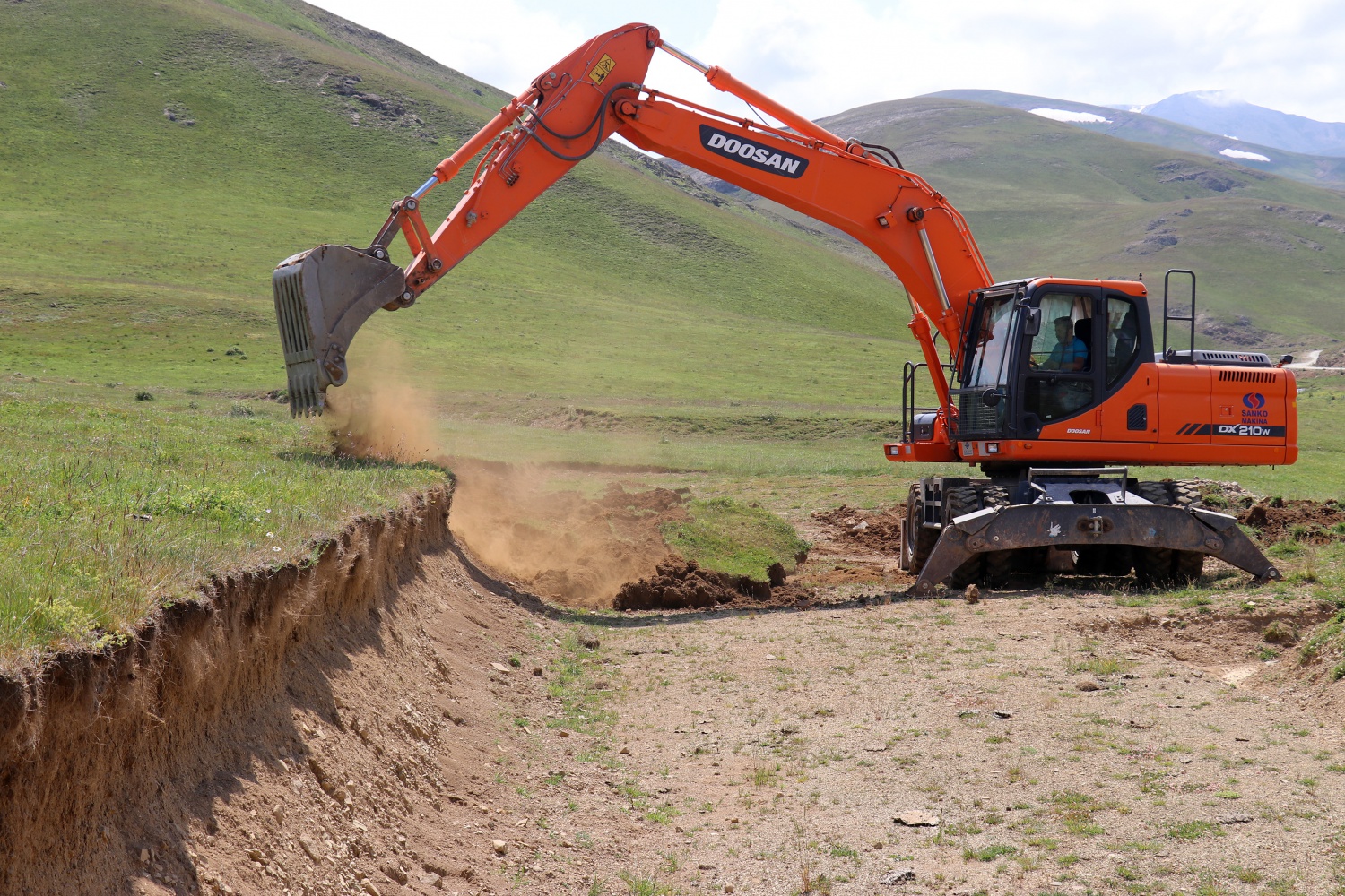 Gümüşhane yaylalarındaki kaçak binaların yıkımı devam ediyor 38