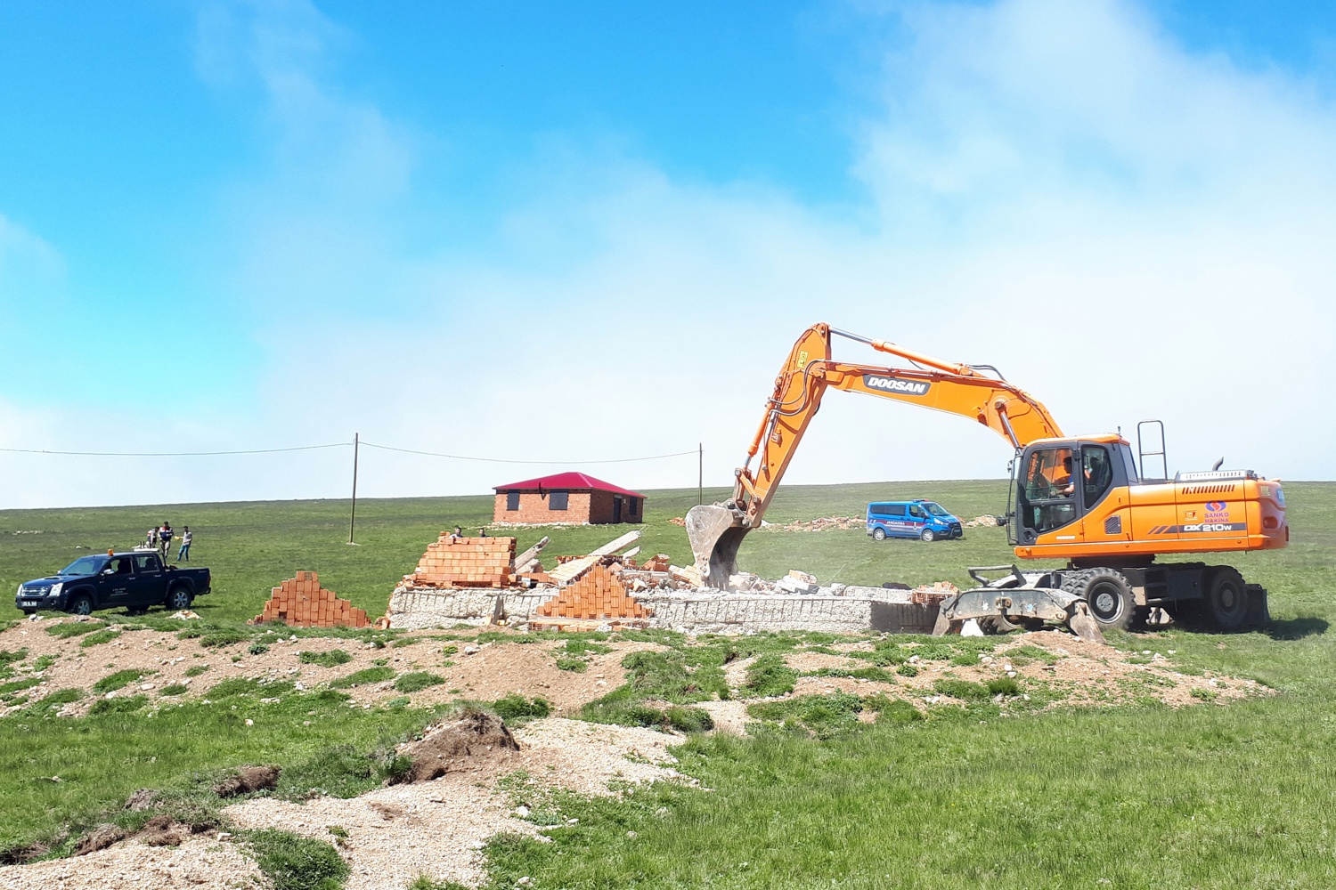 Gümüşhane yaylalarındaki kaçak binaların yıkımı devam ediyor 23