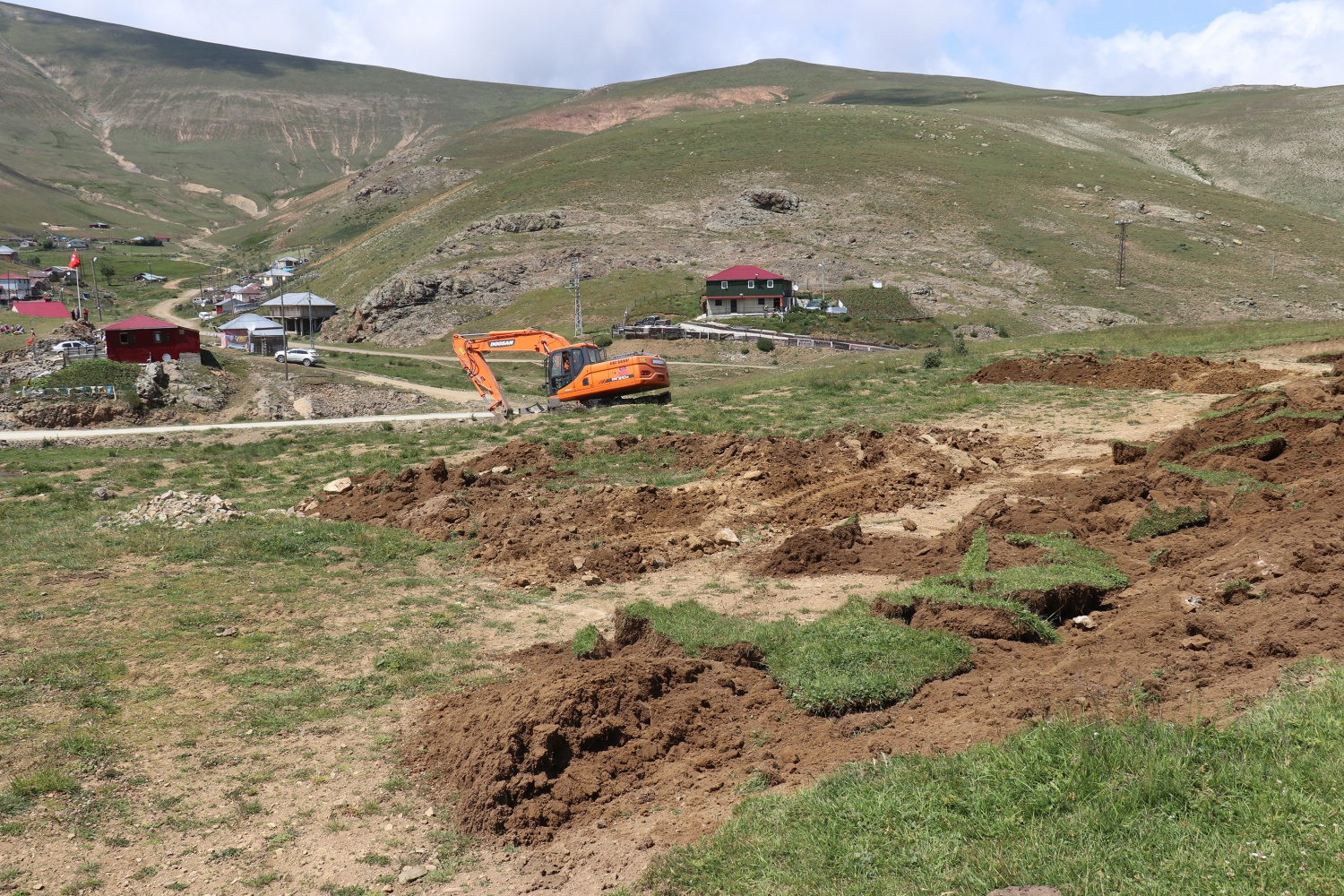 Gümüşhane yaylalarındaki kaçak binaların yıkımı devam ediyor 46