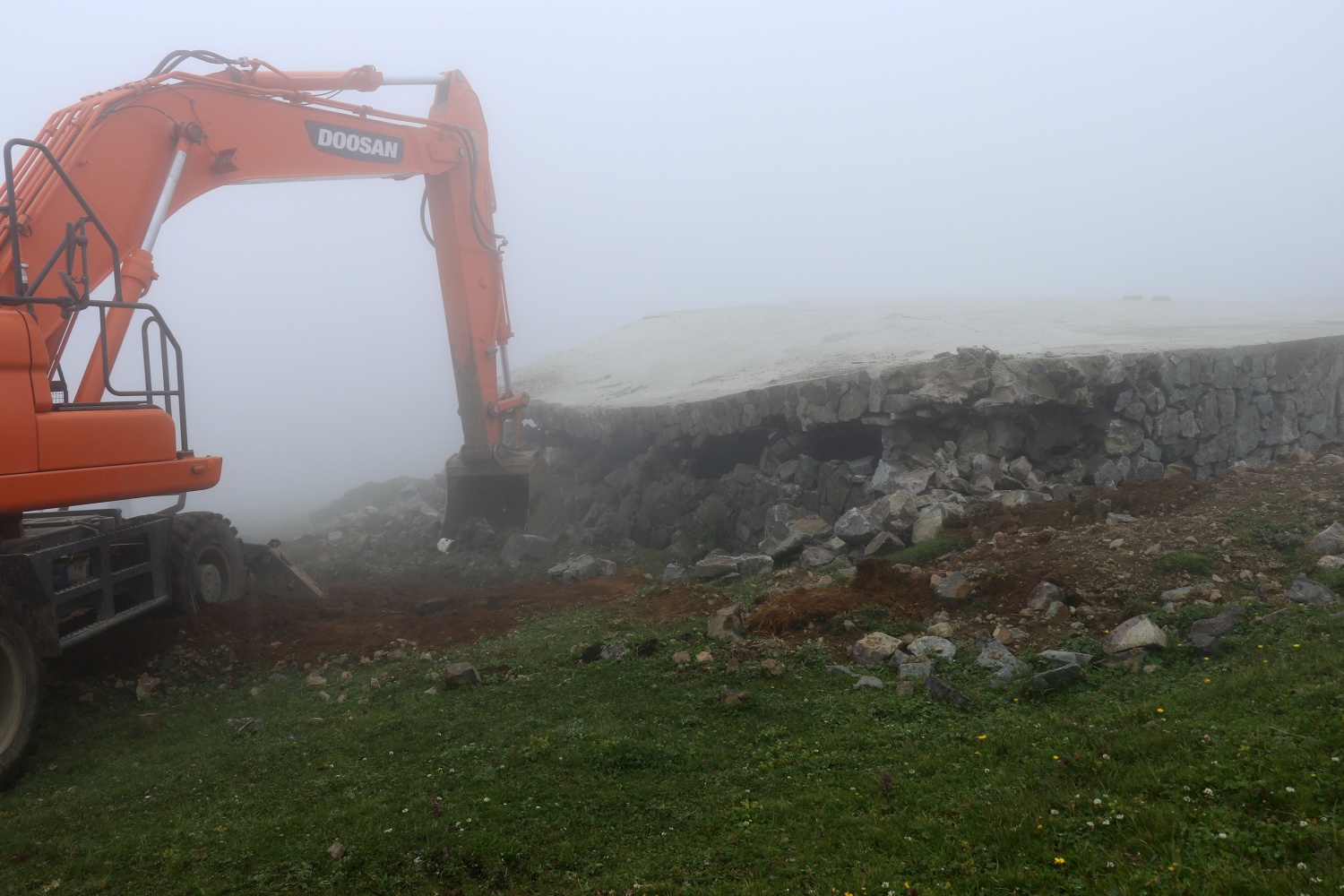 Gümüşhane yaylalarındaki kaçak binaların yıkımı devam ediyor 41