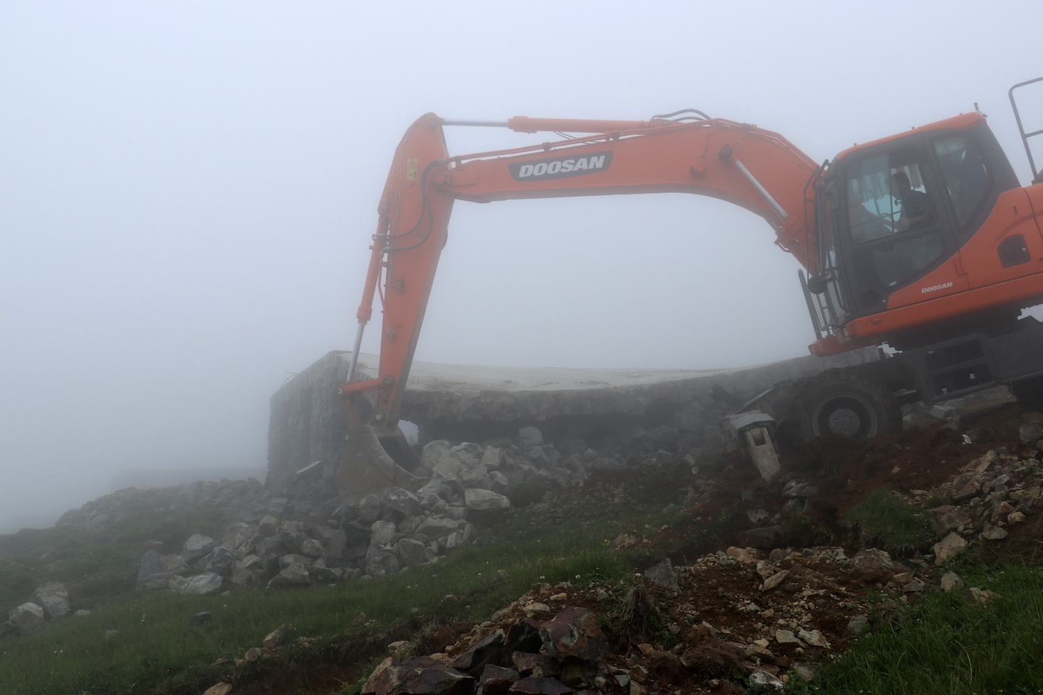 Gümüşhane yaylalarındaki kaçak binaların yıkımı devam ediyor 9
