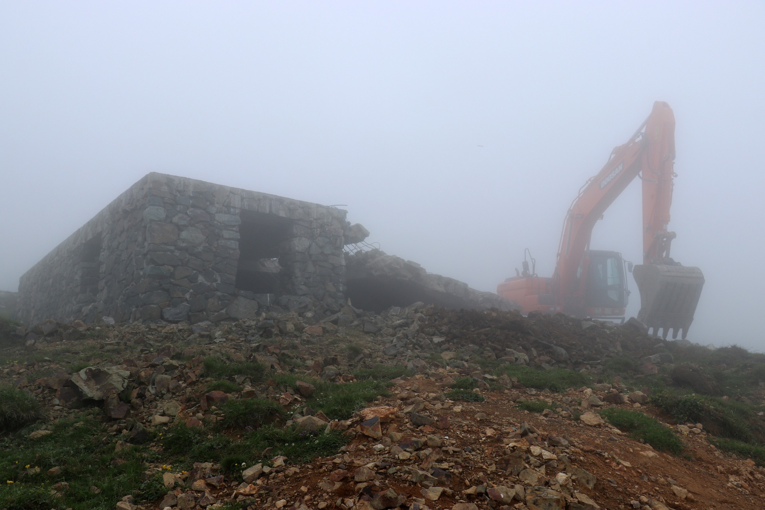 Gümüşhane yaylalarındaki kaçak binaların yıkımı devam ediyor 20
