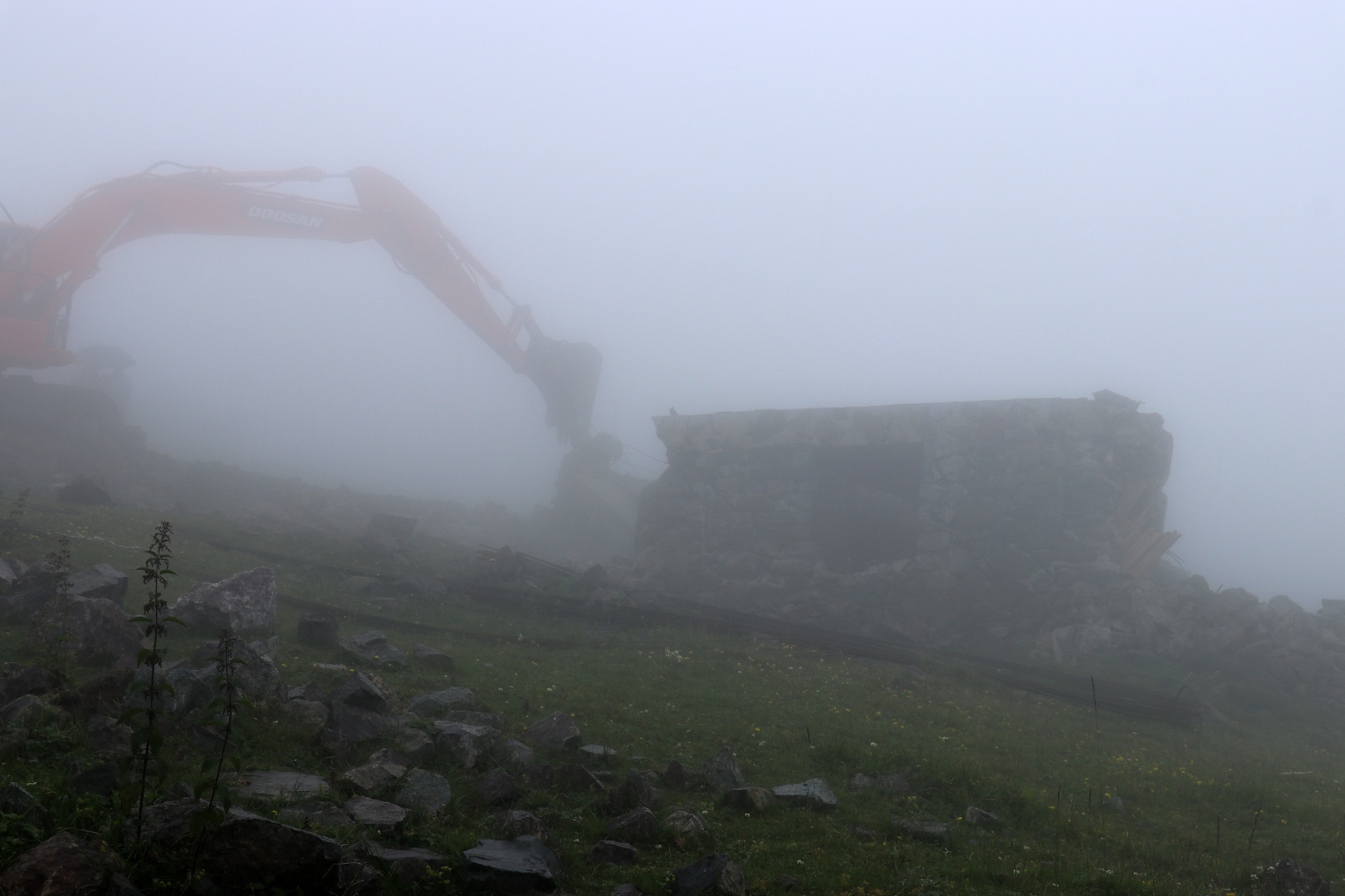 Gümüşhane yaylalarındaki kaçak binaların yıkımı devam ediyor 7