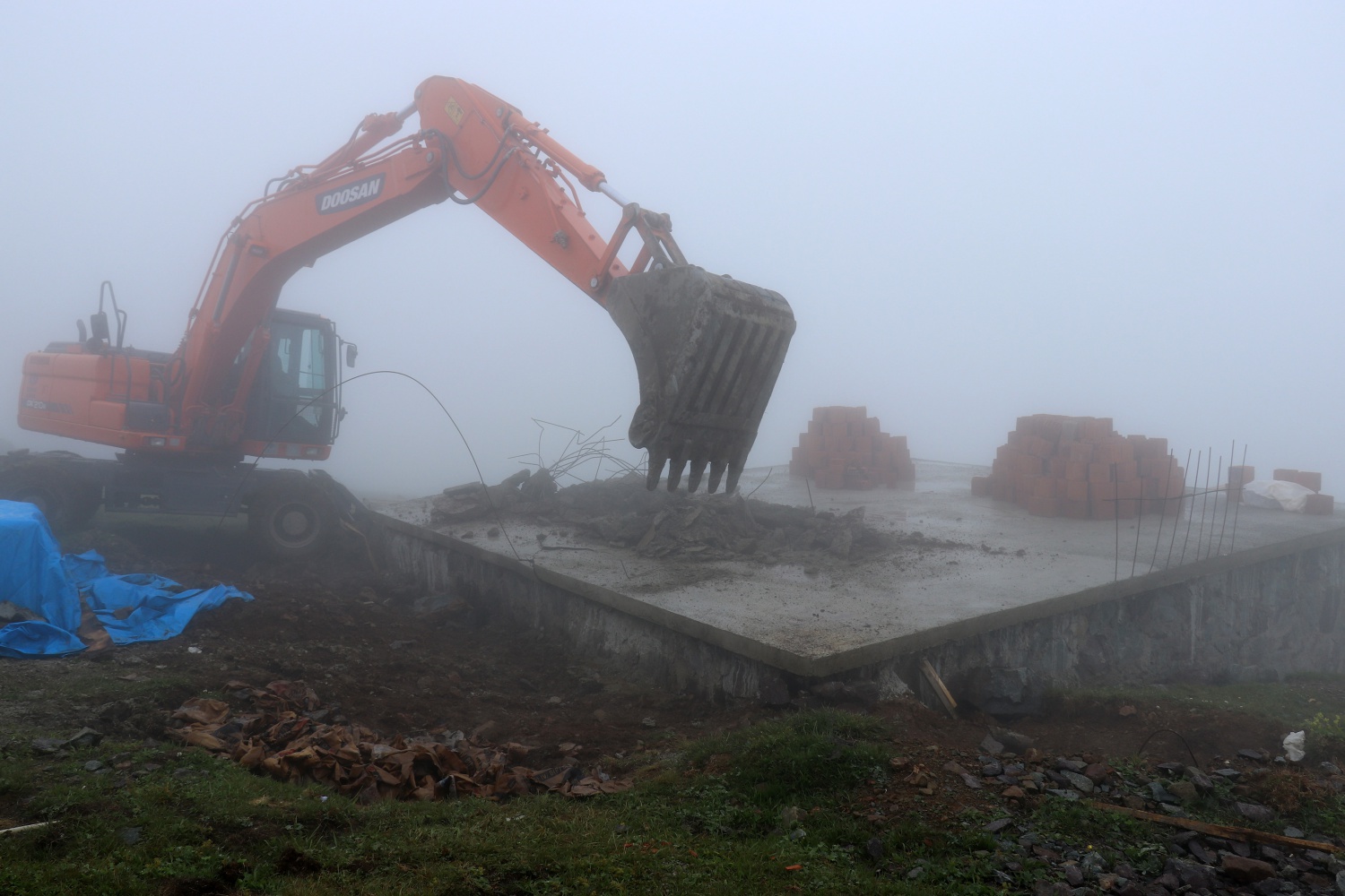 Gümüşhane yaylalarındaki kaçak binaların yıkımı devam ediyor 15