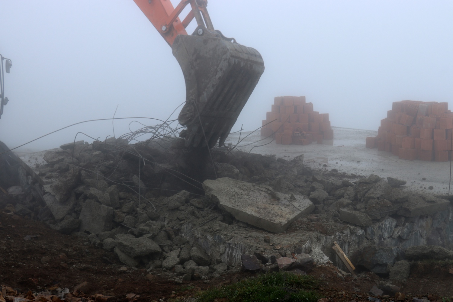 Gümüşhane yaylalarındaki kaçak binaların yıkımı devam ediyor 11