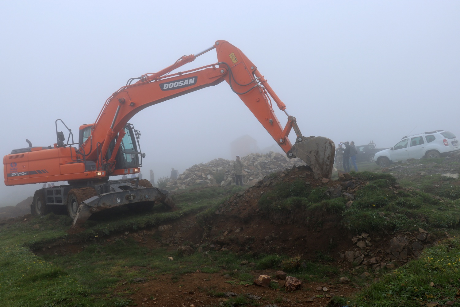 Gümüşhane yaylalarındaki kaçak binaların yıkımı devam ediyor 25
