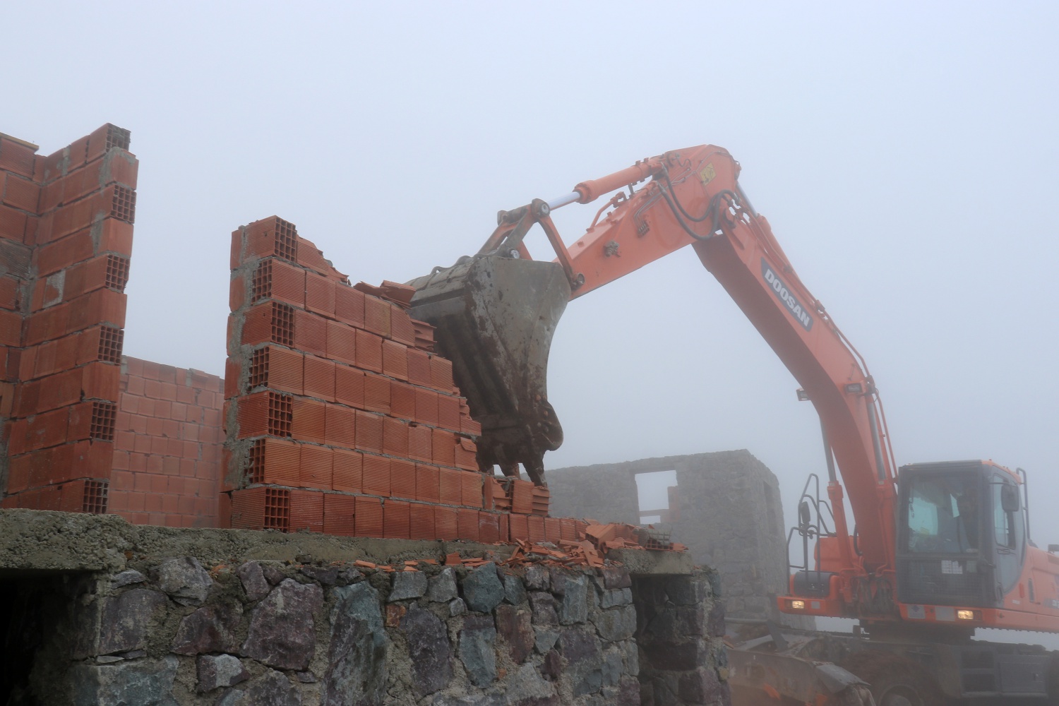 Gümüşhane yaylalarındaki kaçak binaların yıkımı devam ediyor 13