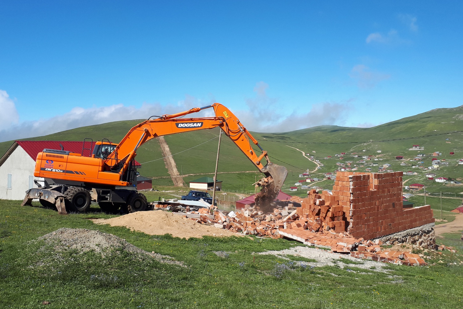 Gümüşhane yaylalarındaki kaçak binaların yıkımı devam ediyor 49