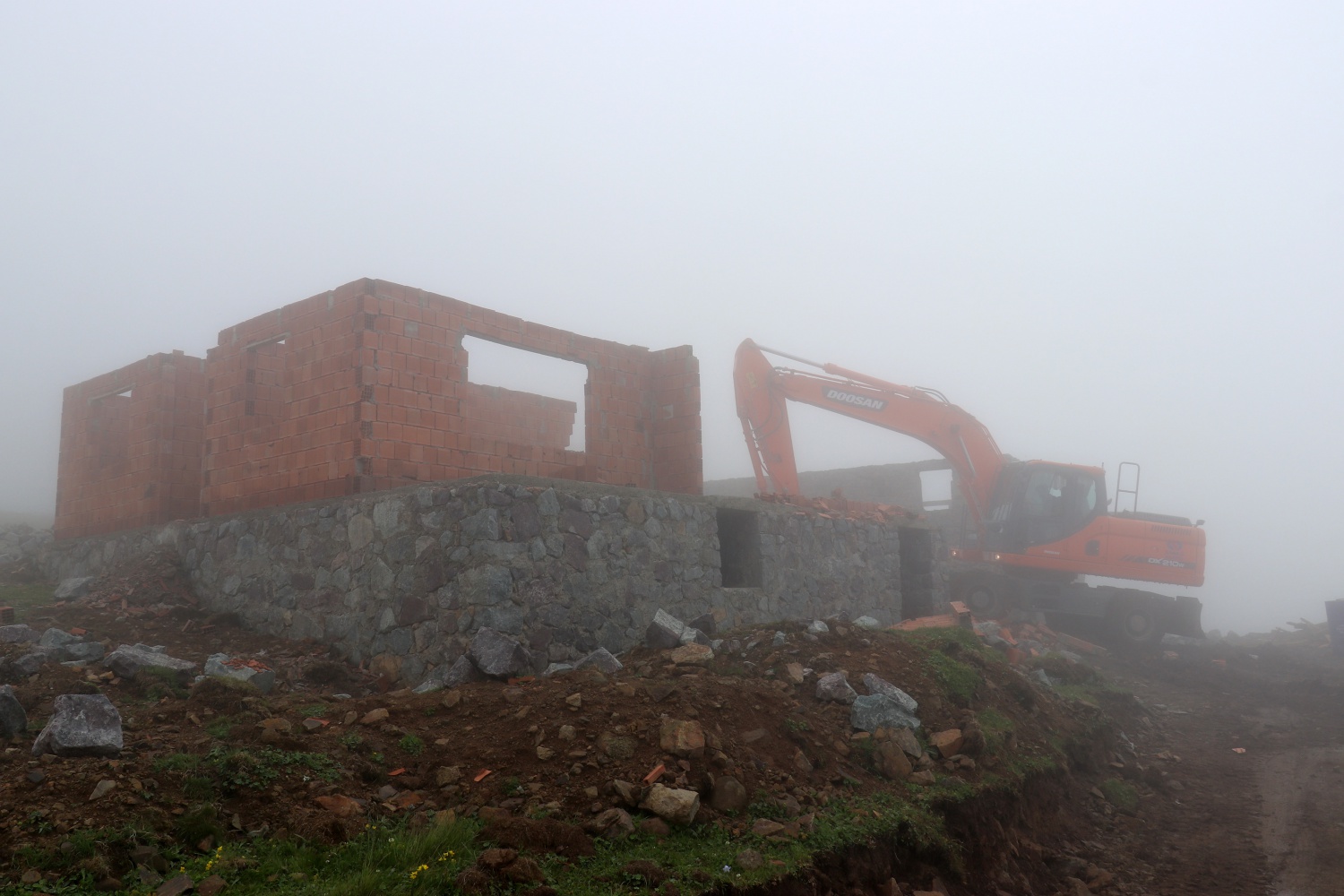 Gümüşhane yaylalarındaki kaçak binaların yıkımı devam ediyor 12