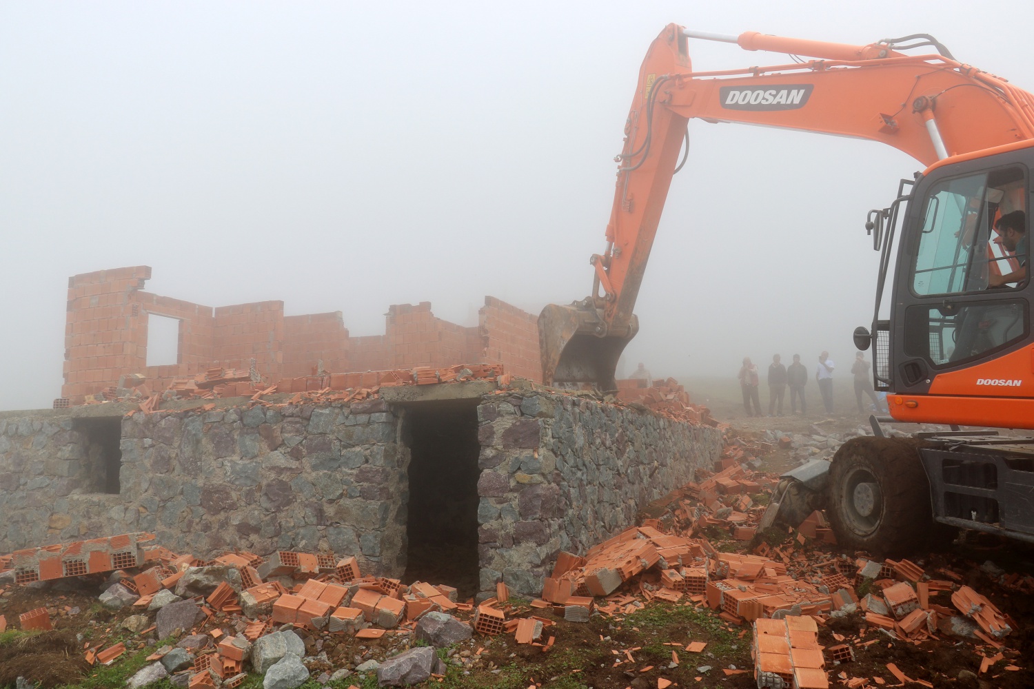 Gümüşhane yaylalarındaki kaçak binaların yıkımı devam ediyor 26