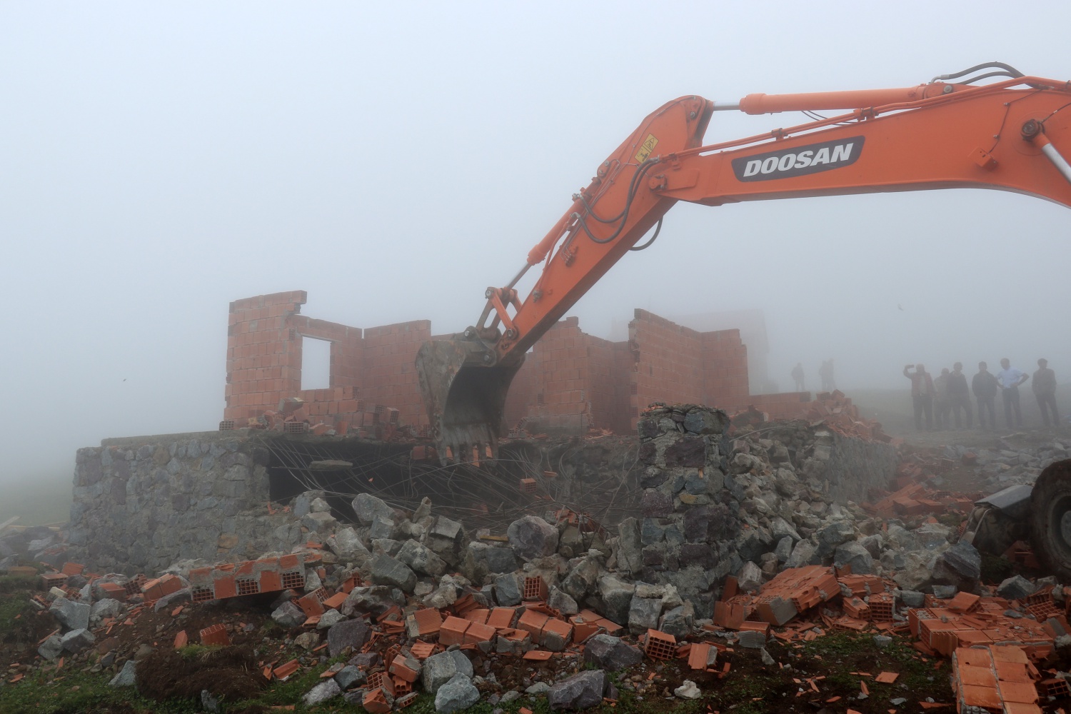 Gümüşhane yaylalarındaki kaçak binaların yıkımı devam ediyor 22