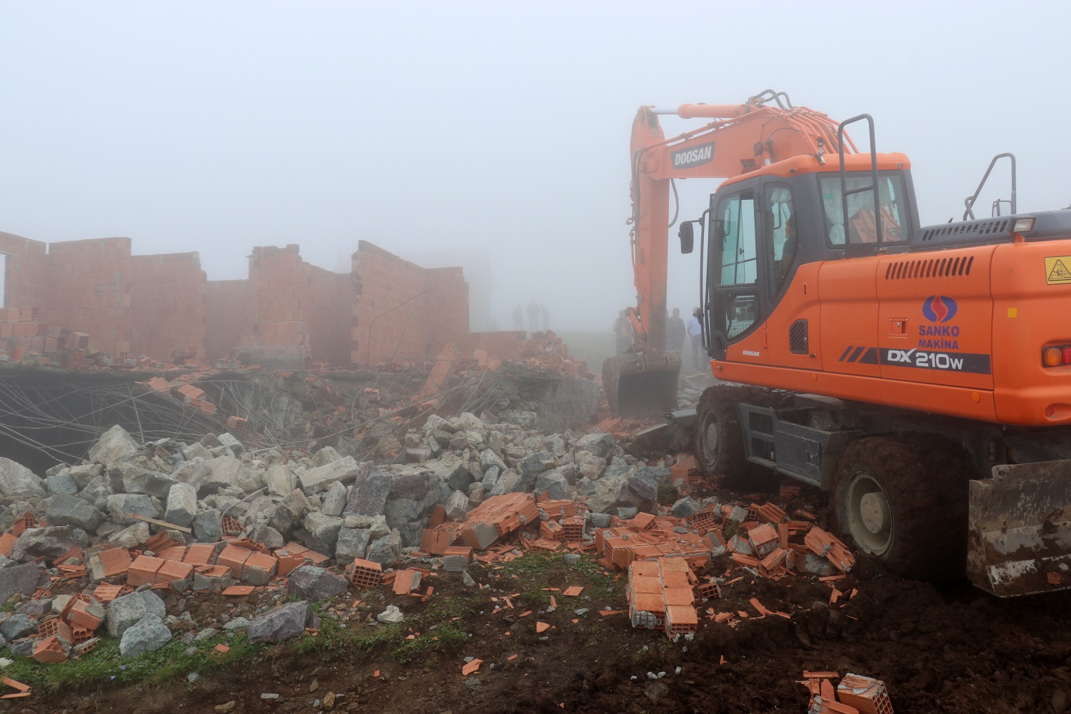Gümüşhane yaylalarındaki kaçak binaların yıkımı devam ediyor 58
