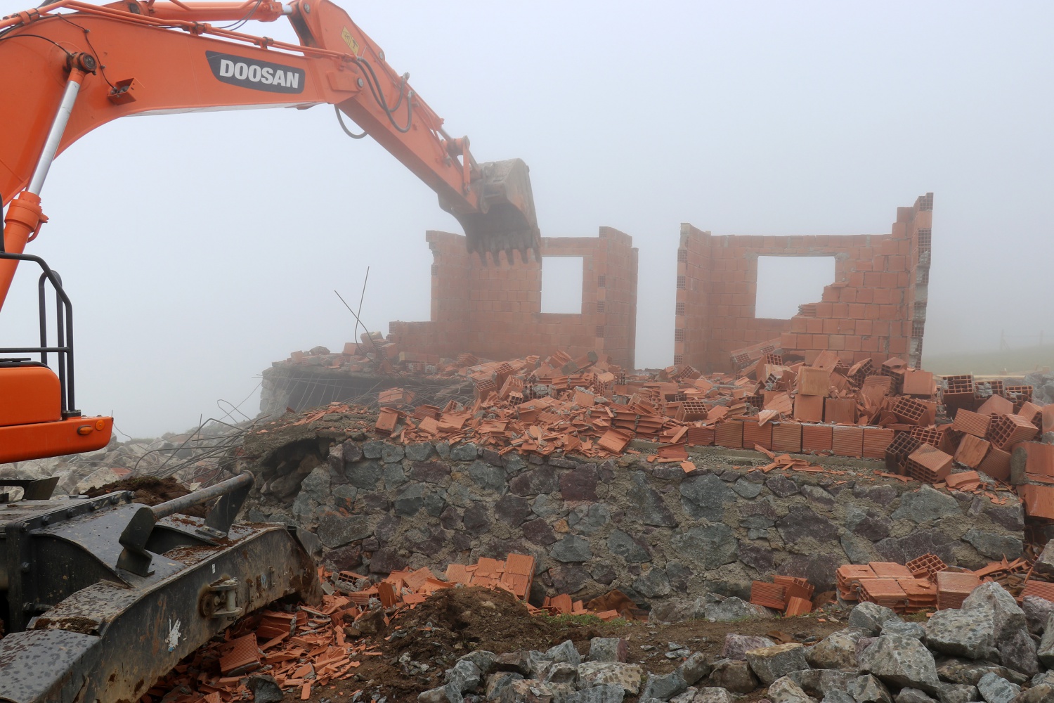 Gümüşhane yaylalarındaki kaçak binaların yıkımı devam ediyor 31