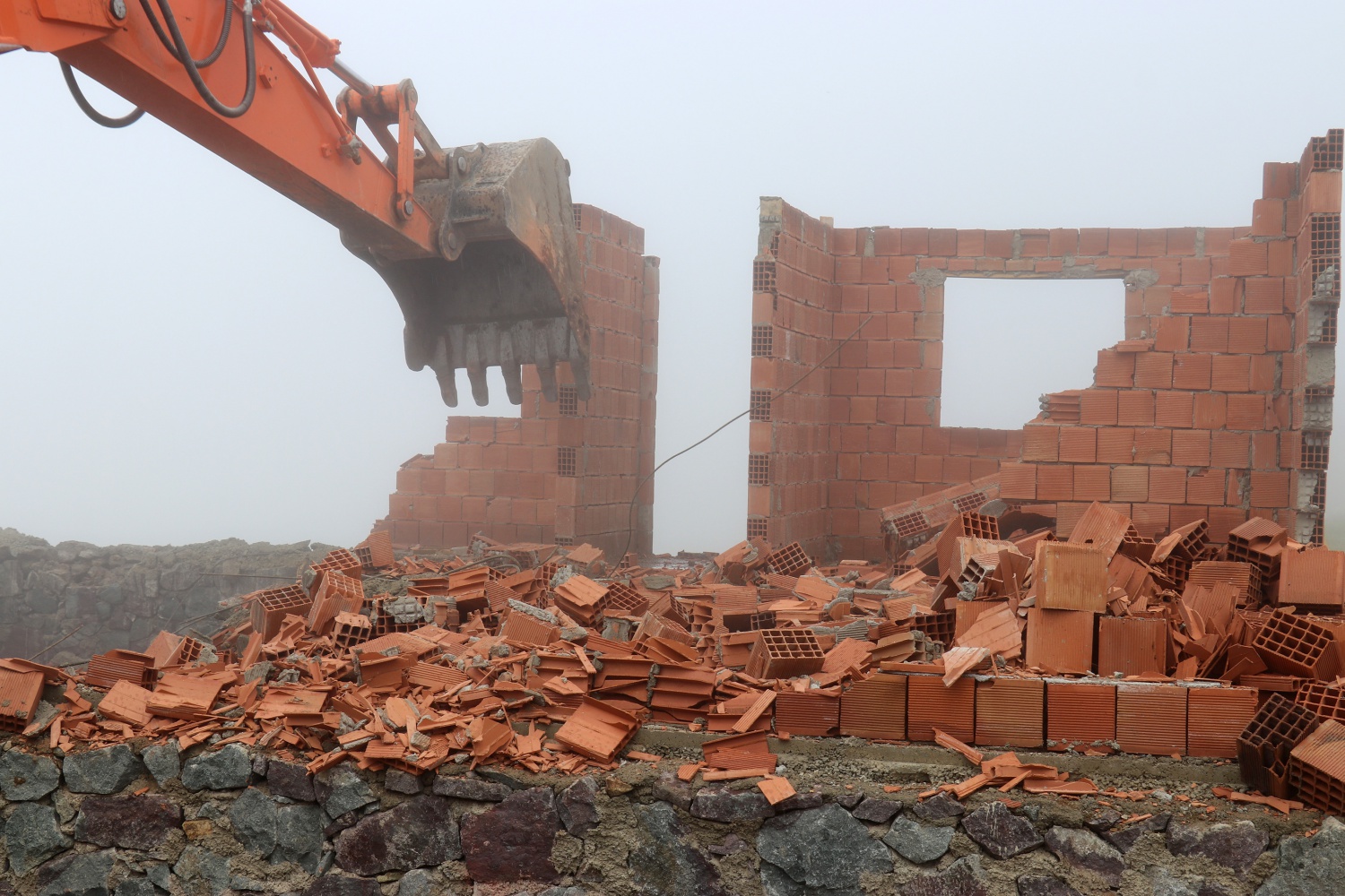 Gümüşhane yaylalarındaki kaçak binaların yıkımı devam ediyor 54