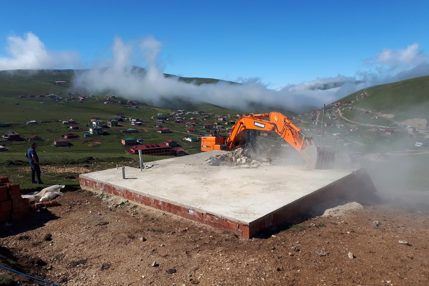 Gümüşhane yaylalarındaki kaçak binaların yıkımı devam ediyor 30