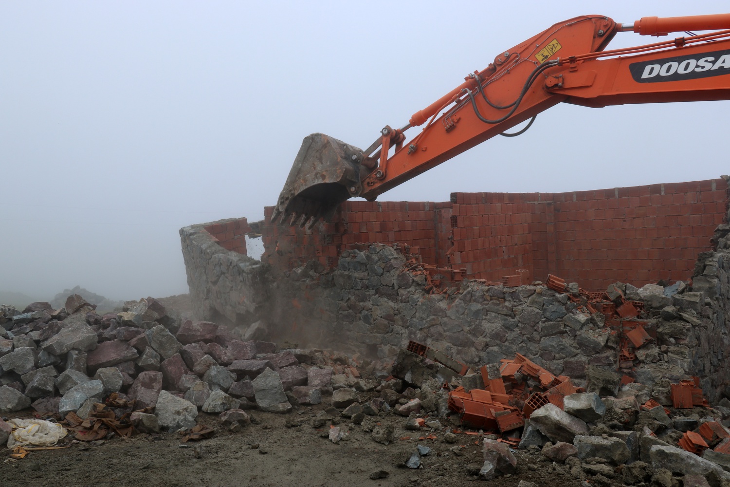 Gümüşhane yaylalarındaki kaçak binaların yıkımı devam ediyor 55