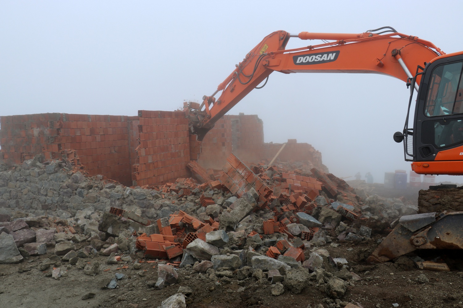 Gümüşhane yaylalarındaki kaçak binaların yıkımı devam ediyor 37