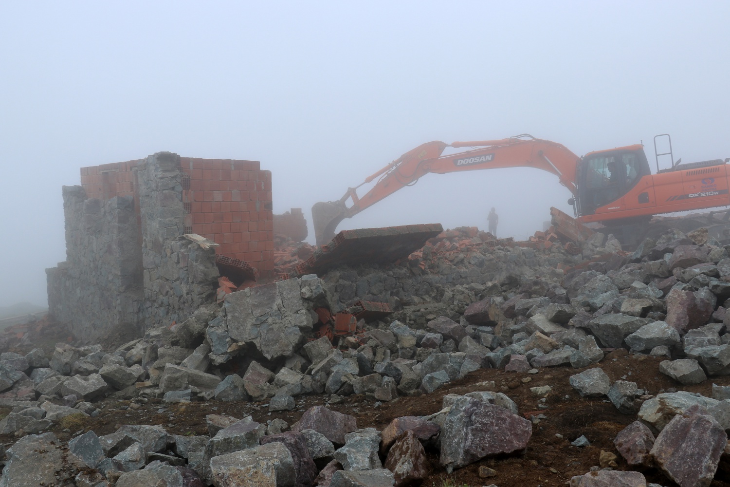 Gümüşhane yaylalarındaki kaçak binaların yıkımı devam ediyor 32