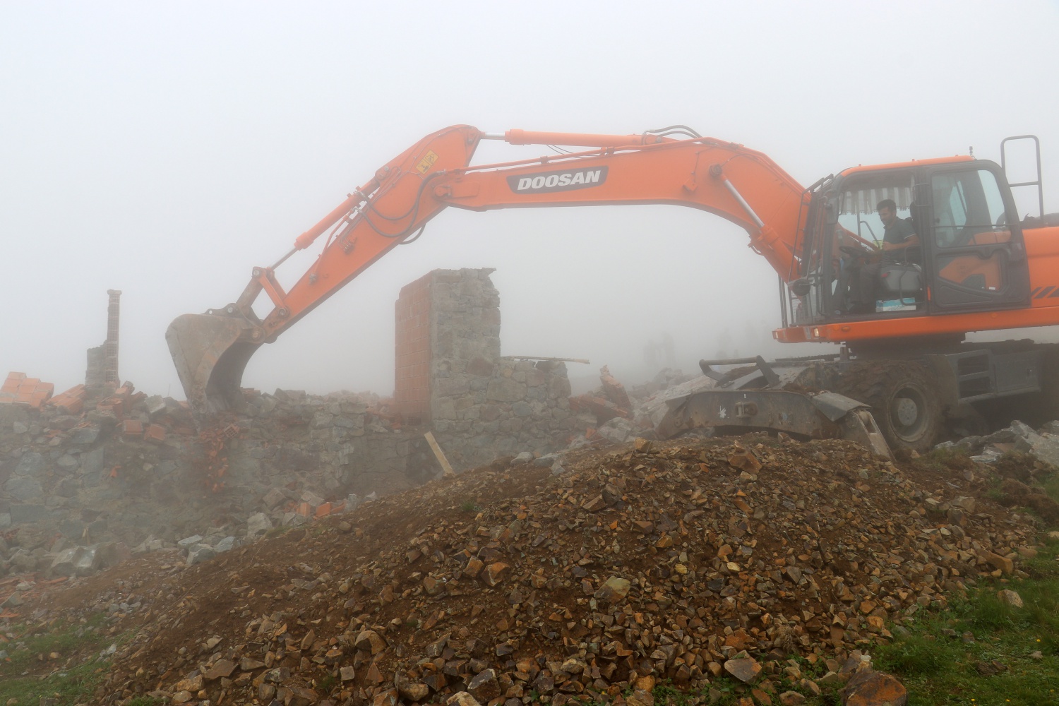Gümüşhane yaylalarındaki kaçak binaların yıkımı devam ediyor 24