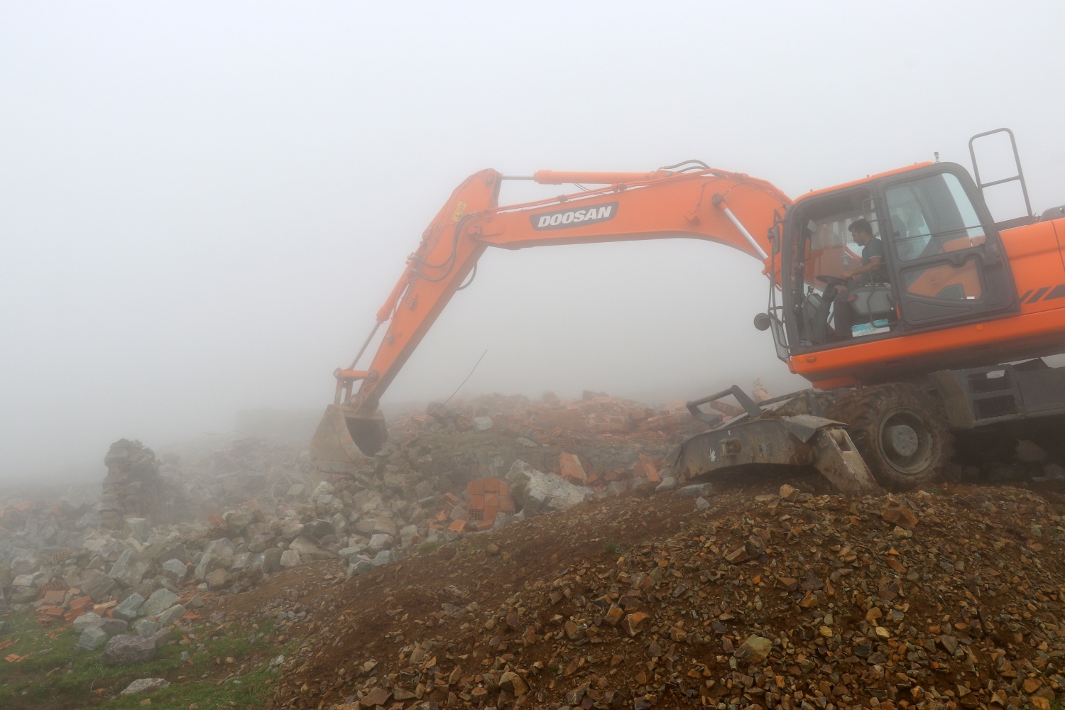 Gümüşhane yaylalarındaki kaçak binaların yıkımı devam ediyor 42