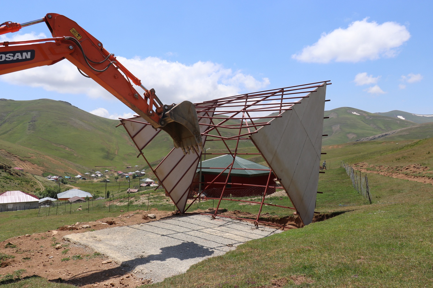 Gümüşhane yaylalarındaki kaçak binaların yıkımı devam ediyor 29