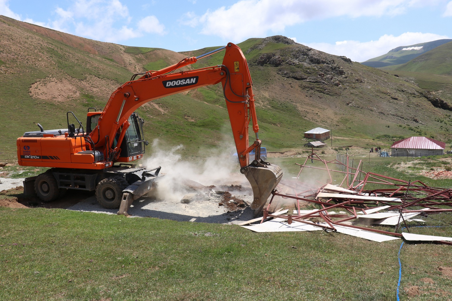 Gümüşhane yaylalarındaki kaçak binaların yıkımı devam ediyor 35
