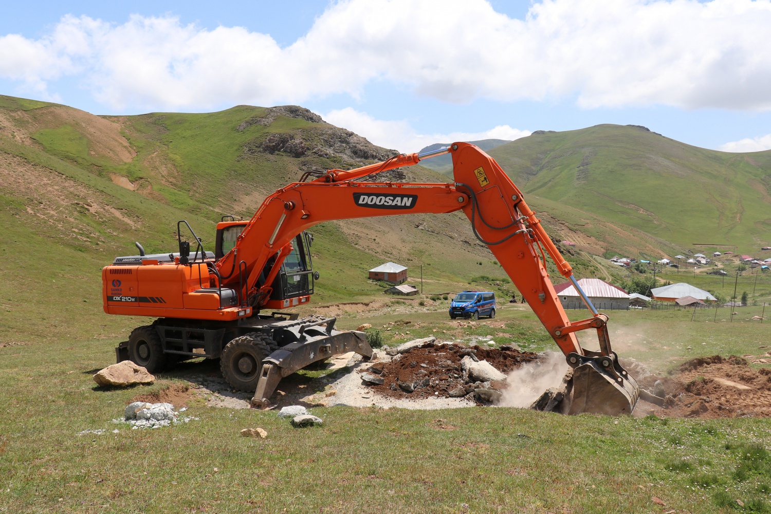 Gümüşhane yaylalarındaki kaçak binaların yıkımı devam ediyor 43