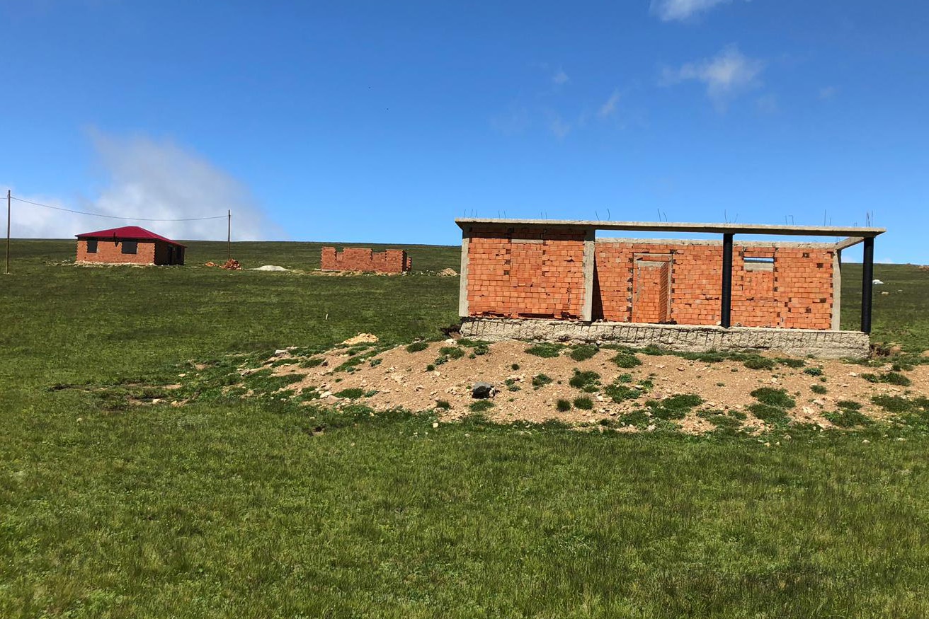 Gümüşhane yaylalarındaki kaçak binaların yıkımı devam ediyor 1