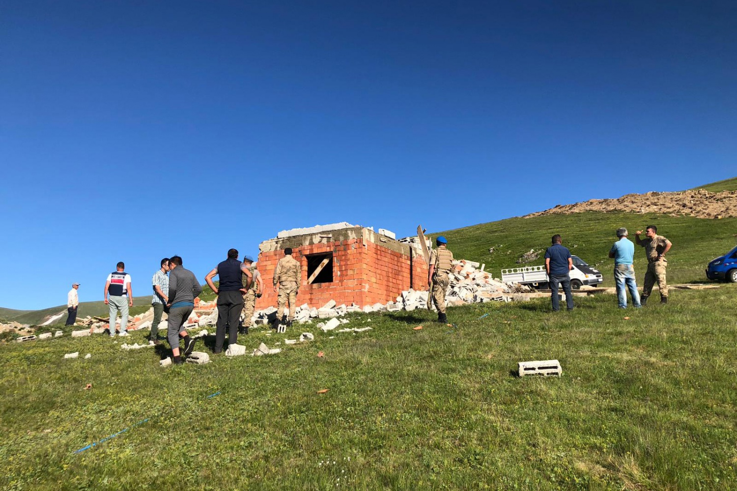 Gümüşhane yaylalarındaki kaçak binaların yıkımı devam ediyor 3