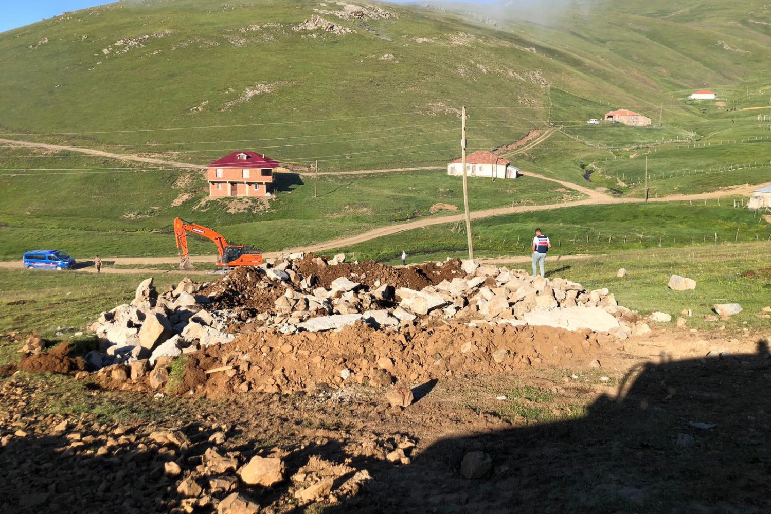Gümüşhane yaylalarındaki kaçak binaların yıkımı devam ediyor 6