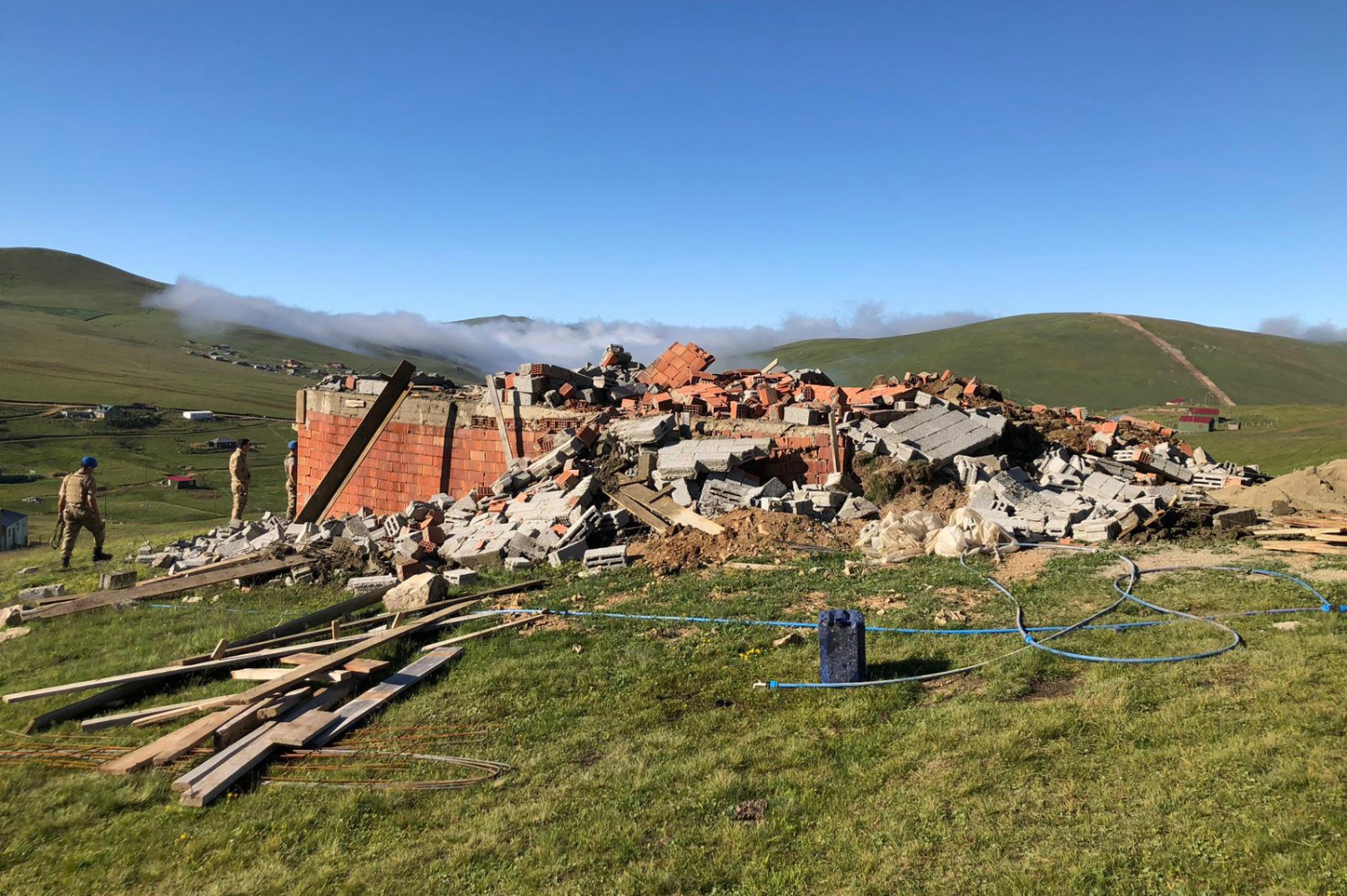 Gümüşhane yaylalarındaki kaçak binaların yıkımı devam ediyor 5